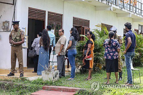 스리랑카 콜롬보의 한 투표소에서 줄을 선 채 기다리는 유권자들[EPA 연합뉴스 자료사진. 재판매 및 DB 금지]