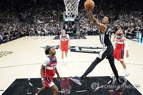샌안토니오 빅토르 웸반야마의 슛[Scott Wachter-Imagn Images/로이터=연합뉴스]