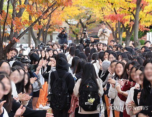 '후배들 응원 받으며'[연합뉴스 자료사진]