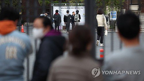 수험생 바라보는 학부모들(서울=연합뉴스) 김도훈 기자 = 2025학년도 대학수학능력시험(수능)이 치러진 14일 오전 서울 강남구 휘문고등학교에 마련된 고사장 앞에서 학부모들이 수험생들을 바라보고 있다. 2024.11.14 superdoo82@yna.co.kr