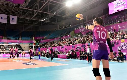 서브 준비하는 흥국생명의 김연경[한국배구연맹 제공. 재판매 및 DB 금지]