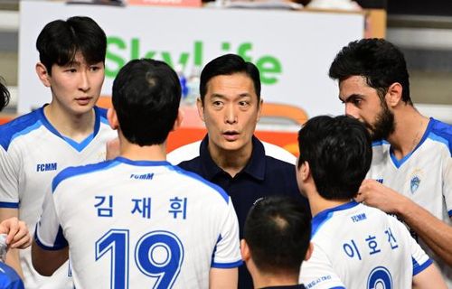 삼성화재의 김상우 감독과 선수들[한국배구연맹 제공. 재판매 및 DB 금지]