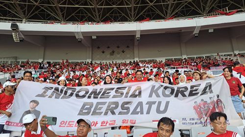 인도네시아·한국 원팀 응원단(자카르타=연합뉴스) 박의래 특파원 = 15일(현지시간) 2026 북중미 월드컵 아시아지역 3차 예선 인도네시아 대 일본의 경기가 열린 인도네시아 자카르타 겔로라 붕 카르노(GBK) 경기장에서 교민들과 인도네시아인들로 구성된 '인도네시아·한국 원팀' 응원단이 플래카드를 들고 신태용 인도네시아 국가대표팀 감독과 대표팀을 응원하고 있다. 2024.11.15. photo@yna.co.kr