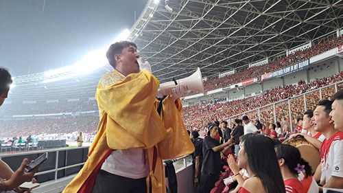 인도네시아·한국 원팀 응원단(자카르타=연합뉴스) 박의래 특파원 = 15일(현지시간) 2026 북중미 월드컵 아시아지역 3차 예선 인도네시아 대 일본 경기가 열린 인도네시아 자카르타 겔로라 붕 카르노(GBK) 경기장에서 교민들과 인도네시아인들로 구성된 '인도네시아·한국 원팀' 응원단이 신태용 인도네시아 국가대표팀 감독과 대표팀을 응원하고 있다. 2024.11.15. photo@yna.co.kr