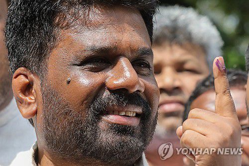 아누라 디사나야케 스리랑카 대통령지난 14일 스리랑카 수도 콜롬보에서 아누라 디사나야케 스리랑카 대통령이 총선 투표 후 잉크가 묻은 손가락을 보이고 있다. [EPA 연합뉴스 자료사진. 재판매 및 DB 금지]