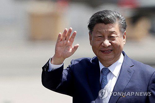 페루 도착한 시진핑 (리마 로이터=연합뉴스) 시진핑 중국 국가주석이 14일(현지시간) APEC 정상회의 참석을 위해 페루 리마에 도착해 손을 흔들고 있다. 2024.11.15