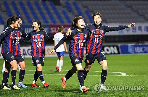 기뻐하는 강채림(수원=연합뉴스) 홍기원 기자 = 5일 경기도 수원종합운동장에서 열린 WK리그 2024 챔피언결정전 1차전 수원FC 위민과 화천 KSPO의 경기. 골을 넣은 수원FC 강채림이 동료들과 기뻐하고 있다. 2024.11.5 xanadu@yna.co.kr