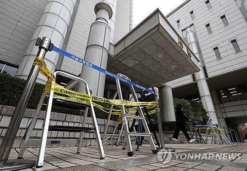 법원에 설치된 포토라인(서울=연합뉴스) 김도훈 기자 = 더불어민주당 이재명 대표의 공직선거법상 허위사실 공표 혐의에 대한 1심 판결을 하루 앞둔 14일 서울 서초구 서울중앙지법 앞에 포토라인이 설치돼 있다.     이 대표는 민주당 대선 후보였던 2021년 고(故) 김문기 성남도시개발공사 개발1처장과 백현동 한국식품연구원 부지 용도변경 특혜 의혹과 관련해 허위 발언을 한 혐의로 2022년 9월 재판에 넘겨졌으며 이번 선고는 이 대표가 받는 4개 재판 중 첫 선고이다. 2024.11.14 superdoo82@yna.co.kr