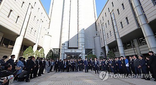 민주당 의원들과 함께 선 이재명 대표(서울=연합뉴스) 김도훈 기자 = 더불어민주당 이재명 대표가 15일 오후 서울 서초구 서울중앙지법에서 열린 공직선거법 위반 혐의 관련 1심 선고 공판을 마친 뒤 같은 당 소속 의원들과 함께 청사를 나서고 있다.     이날 서울중앙지법 형사합의34부(한성진 부장판사)는 공직선거법 위반 혐의로 불구속기소된 이 대표에게 징역 1년에 집행유예 2년을 선고했다. 2024.11.15 superdoo82@yna.co.kr