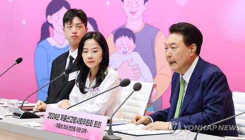 저출산고령사회위 회의에서 발언하는 윤석열 대통령(성남=연합뉴스) 홍해인 기자 = 윤석열 대통령이 지난 6월 19일 '저출생 추세 반전을 위한 대책'을 주제로 열린 2024년 저출산고령사회위원회 회의에서 발언하는 모습. 2024.6.19 [대통령실통신사진기자단] hihong@yna.co.kr