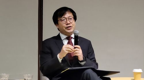 트럼프 2기 한미 통상관계에 대해 발언하는 전문가(워싱턴=연합뉴스) 김동현 특파원 = 통상교섭본부장을 지낸 여한구 피터슨국제경제연구소(PIIE) 선임위원이 15일(현지시간) 워싱턴DC의 아메리칸대학이 주최한 패널 대화에서 발언하고 있다. 2024.11.15