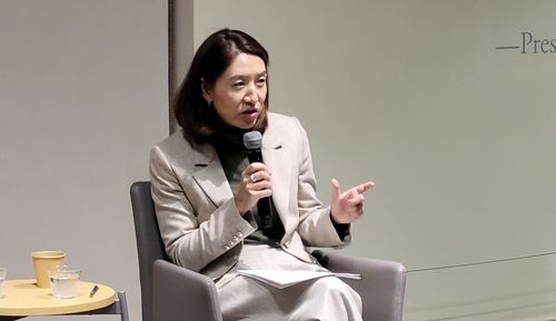 트럼프 2기 한미 통상관계에 대해 발언하는 전문가(워싱턴=연합뉴스) 김동현 특파원 = 제현정 한국무역협회 워싱턴지부장이 15일(현지시간) 워싱턴DC의 아메리칸대학이 주최한 패널 대화에서 발언하고 있다. 2024.11.15