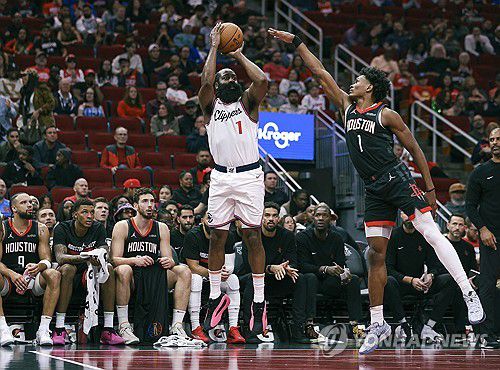 제임스 하든의 3점슛[Troy Taormina-Imagn Images/로이터=연합뉴스]