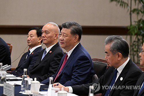 한중 정상회담(리마[페루]=연합뉴스) 홍해인 기자 = 31차 아시아태평양경제협력체(APEC) 정상회의에 참석한 시진핑 중국 국가 주석이 15일(현지시간) 페루 리마의 한 호텔에서 윤석열 대통령과 한중 정상회담을 하고 있다.  2024.11.16 hihong@yna.co.kr