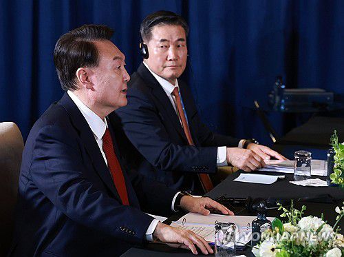 윤 대통령, 한미일 정상회의(리마[페루]=연합뉴스) 홍해인 기자 = 아시아태평양경제협력체(APEC) 정상회의 참석차 페루를 방문 중인 윤석열 대통령이 15일(현지시간) 페루 리마 컨벤션센터에서 한미일 정상회의를 하고 있다. 2024.11.16 hihong@yna.co.kr