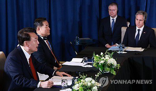 윤 대통령, 한미일 정상회의(리마[페루]=연합뉴스) 홍해인 기자 = 아시아태평양경제협력체(APEC) 정상회의 참석차 페루를 방문 중인 윤석열 대통령이 15일(현지시간) 페루 리마 컨벤션센터에서 한미일 정상회의를 하고 있다. 2024.11.16 hihong@yna.co.kr