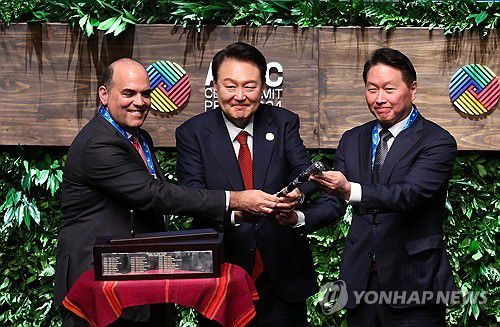 경주 APEC CEO 서밋 의장 맡는 최태원 대한상의 회장(리마[페루]=연합뉴스) 홍해인 기자 = 윤석열 대통령과 2025 경주 아시아태평양경제협력체(APEC) CEO 서밋 의장을 맡게 되는 최태원 대한상공회의소 회장이 15일(현지시간) 페루 리마 국립대극장에서 열린 APEC CEO 서밋에서 페르난도 자발라 의장으로부터 의사봉을 인수하고 있다. 2024.11.16 hihong@yna.co.kr