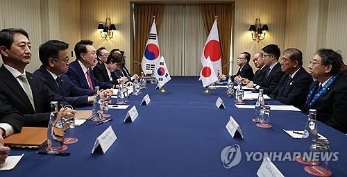 APEC 윤 대통령, 한일 정상회담 (리마[페루]=연합뉴스) 홍해인 기자 = 윤석열 대통령이 16일(현지시간) 페루 리마의 한 호텔에서 이시바 시게루 일본 총리와 한일 정상회담을 하고 있다. 2024.11.17     hihong@yna.co.kr