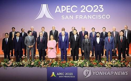 2023 APEC 정상회의 단체사진 [연합뉴스 자료사진](오른쪽, 1열부터) 윤석열 대통령, 조코 위도도 인도네시아 대통령, 가브리엘 보릭 칠레 대통령, 하사날 볼키아 브루나이 국왕, 스레타 타비신 태국 총리, 조 바이든 미국 대통령, 디나 볼루아르테 페루 대통령, 앤서니 알바니스 호주 총리, 저스틴 트뤼도 캐나다 총리, 시진핑 중국 국가주석, 기시다 후미오 일본 총리가 2023년 11월 16일 샌프란시스코 모스콘 센터에서 열린 아시아태평양경제협력체(APEC) 21개국 정상회의 정상회의에 참석한 정상들을 위한 단체사진 촬영에 참석한 모습.
