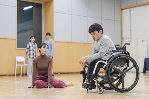 연극 '몬스터 콜스' 시연 장면(서울=연합뉴스) 국립극장 기획공연인 연극 '몬스터 콜스' 출연진이 18일 국립극장 뜰아래연습장에서 열린 기자간담회에 앞서 공연 한 장면을 시연하고 있다. 2024.11.18 [국립극장 제공. 재판매 및 DB 금지]