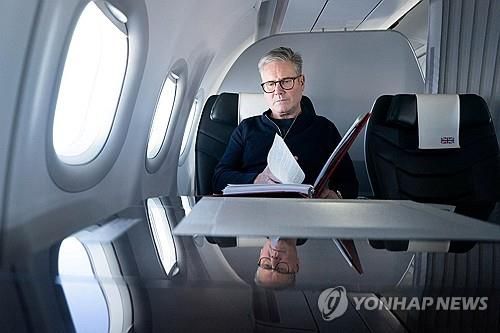 G20 정상회의 가는 스타머(로이터=연합뉴스) 키어 스타머 영국 총리가 G20 정상회의에 참석하기 위해 전용기를 타고 브라질로 이동하고 있다. 2024.11.17.