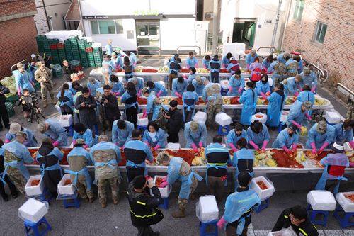 주한미군 김장 봉사    (동두천=연합뉴스) 임병식 기자 = 김치의 날(11월 22일)을 앞둔 19일 경기도 동두천시 자원봉사센터에서 열린 김장 담그기 행사에서 미2사단/한미연합사단 210포병여단 장병들과 자원봉사자들이 김치를 만들고 있다. 2024.11.19     andphotodo@yna.co.kr (끝)