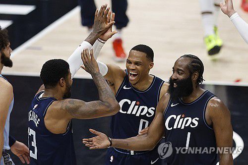 (왼쪽부터)클리퍼스의 조지, 웨스트브룩, 하든[EPA=연합뉴스]