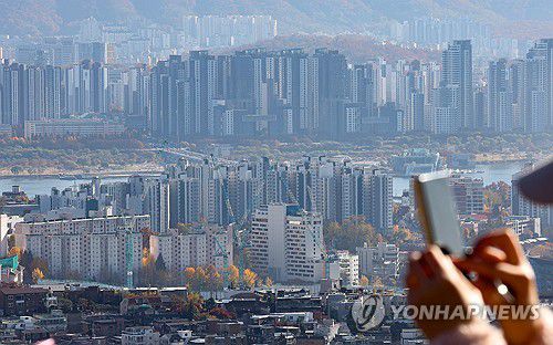 심해지는 양극화…상·하위 집값 40배 격차(서울=연합뉴스) 김성민 기자 = 가구가 소유한 집값의 격차가 최대 40배를 웃도는 것으로 조사됐다. 통계청에 따르면 자산가액 기준 상위 10% 가구의 평균 주택 가액은 12억5천500만원으로 하위 10% 평균 주택 자산 가액(3천100만원)의 40.5배 수준이었다.      사진은 18일 오후 서울 중구 남산에서 바라본 서울 시내 주택과 아파트 단지의 모습. 2024.11.18 ksm7976@yna.co.kr