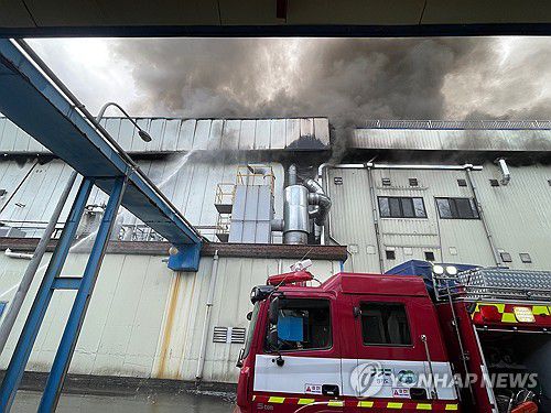 수원 전자제품 공장 화재(수원=연합뉴스) 19일 오전 경기도 수원시 영통구의 한 전자제품 공장에서 불이 나 소방이 진화작업을 벌이고 있다. 2024.11.19 [경기도소방재난본부 제공. 재판매 및 DB 금지] stop@yna.co.kr