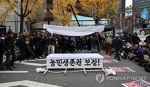 전국농민대회 및 2차 정권퇴진 총궐기(서울=연합뉴스) 김인철 기자 = 20일 서울 중구 숭례문 앞 세종대로에서 열린 전국농민대회 및 윤석열 정권 퇴진 2차 총궐기에서 전국농민총연맹 소속 회원들이 상여 모형을 옮기고 있다. 2024.11.20 yatoya@yna.co.kr
