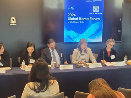 워싱턴서 열린 글로벌코리아포럼(워싱턴=연합뉴스) 조준형 특파원 = 20일(현지시간) 미국 워싱턴DC의 조지워싱턴대 엘리엇 국제관계학원에서 글로벌코리아포럼이 열렸다.   리처드 네퓨 전 국무부 글로벌 반부패 조정관(오른쪽에서 세번째), 유엔 안보리 대북제재위원회에서 활동했던 다케우치 마이코 씨(오른쪽에서 4번째) 등 전문가들이 패널로 참석했다.  2024.11.21 jhcho@yna.co.kr