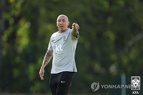 선수들에 지시하는 차두리 코치(서울=연합뉴스) 축구대표팀 차두리 코치가 5일(현지시간) 영국 웨일스 카디프 인터내셔널 스포츠 캠퍼스에서 9월 유럽 원정 친선경기를 앞두고 선수들의 훈련 모습을 지켜보며 지시하고 있다. 2023.9.6 [대한축구협회 제공. 재판매 및 DB 금지] photo@yna.co.kr