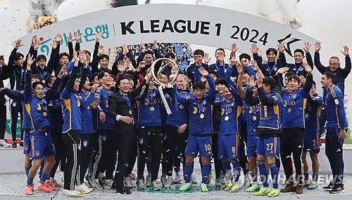 트로피 들어올리는 김판곤 감독과 선수들(울산=연합뉴스) 김용태 기자 = 23일 울산 문수축구경기장에서 하나은행 K리그1 2024 우승팀인 울산 HD 김판곤 감독과 선수들이 우승 트로피를 들어올리고 있다. 2024.11.23 yongtae@yna.co.kr