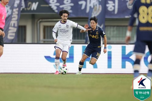 전남 발디비아와 이랜드 조영광의 경합[한국프로축구연맹 제공. 재판매 및 DB 금지]