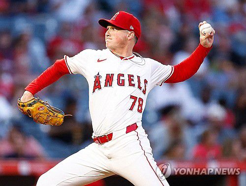 케니 로젠버그의 투구[게티이미지/AFP=연합뉴스]
