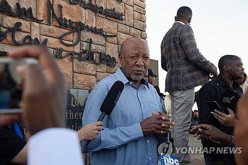 투표 마친 난골로 음붐바 나미비아 대통령[로이터=연합뉴스]