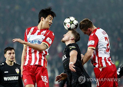 공중볼 경합을 펼치는 설영우[로이터=연합뉴스]