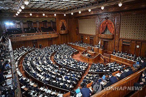 이시바 일본 총리 소신표명 연설(도쿄 AFP=연합뉴스) 이시바 시게루 일본 총리가 29일 일본 국회에서 소신표명 연설을 하고 있다.