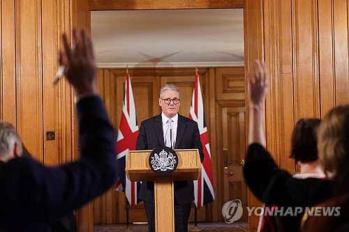 기자회견 나선 스타머 총리[로이터 연합뉴스]