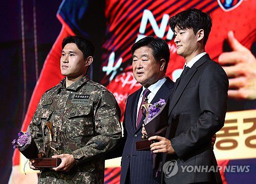 2024 K리그1 베스트일레븐 선정된 공격수들(서울=연합뉴스) 류영석 기자 = 29일 오후 서울 서대문구 스위스그랜드호텔에서 열린 K리그 2024 대상 시상식에서 K리그1 베스트일레븐 수비수 부문에 선정된 선수들이 기념촬영을 하고 있다.     왼쪽 김천상무 이동경, 오른쪽 강원FC 이상헌. 2024.11.29 ondol@yna.co.kr