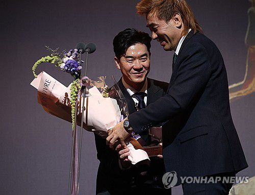 K리그1 감독상 수상한 윤정환 감독(서울=연합뉴스) 류영석 기자 = 29일 오후 서울 서대문구 스위스그랜드호텔에서 열린 K리그 2024 대상 시상식에서 K리그1 감독상을 수상한 강원FC 윤정환 감독이 김병지 대표이사로부터 축하를받고 있다. 2024.11.29 ondol@yna.co.kr