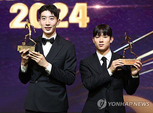 2024 K리그1 MVP 조현우, 영플레이어 양민혁(서울=연합뉴스) 류영석 기자 = 29일 오후 서울 서대문구 스위스그랜드호텔에서 열린 K리그 2024 대상 시상식에서 K리그1 최우수선수상(MVP)을 수상한 울산HD 조현우와 영플레이어상을 차지한 강원FC 양민혁이 트로피와 함께 기념촬영을 하고 있다. 2024.11.29 ondol@yna.co.kr