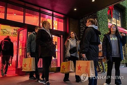 뉴욕 메이시스 백화점 앞 블랙프라이데이 쇼핑객[뉴욕 AFP=연합뉴스]
