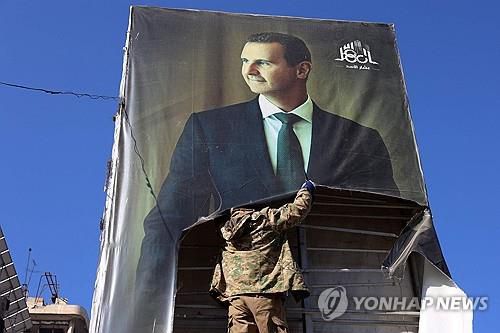 알레포 시내 알아사드 대통령 사진 철거하는 반군 대원[AFP=연합뉴스]