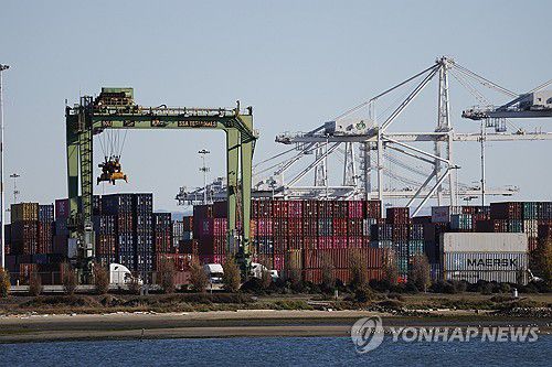 캘리포니아 오클랜드 항구에 쌓인 수출입품 컨테이너[EPA=연합뉴스 자료사진]
