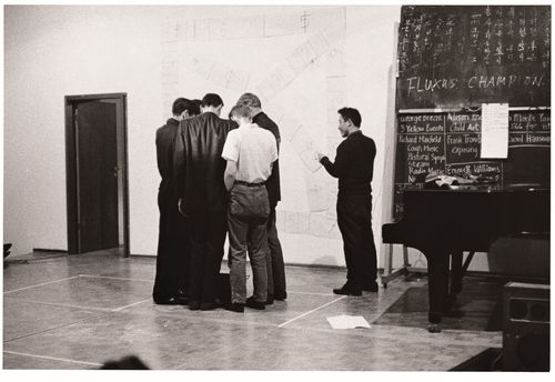 '플럭서스 챔피언 콘테스트'만프레드 레베, '플럭서스 챔피언 콘테스트', ≪페스톰 플럭소럼 플럭서스: 음악과 반음악, 기악 극장≫, 1963, 백남준(작가 및 공연자), 흑백 사진, 20.3×25.4cm, 백남준아트센터 소장 ⓒ Manfred Leve[부산현대미술관 제공. 재판매 및 DB 금지]