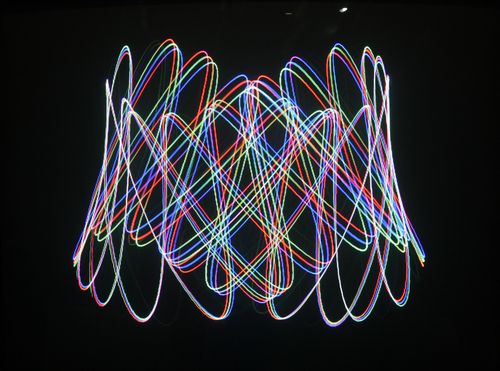 백남준의 'TV 왕관'백남준, 'TV 왕관', 1965(1999), 회로 조작 CRT TV 모니터 1대, 신호 발생기 2대, 온도 조절기 1대, 앰프 2대, 가변크기,  백남준아트센터 소장  ⓒ백남준 에스테이트 Nam June Paik Estate[부산현대미술관 제공. 재판매 및 DB 금지]