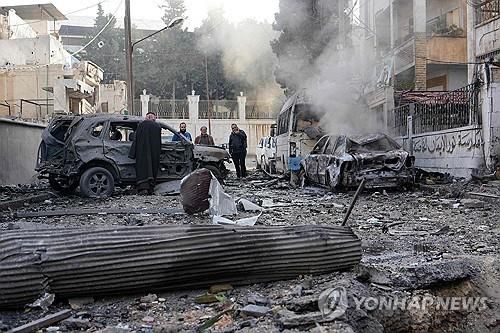 1일(현지시간) 시리아군 공습 받은 북서부 이들리브주의 반군 장악 도시[AFP=연합뉴스]