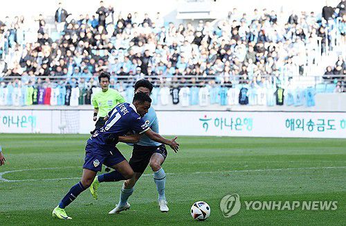 '공격과 방어'(대구=연합뉴스) 박세진 기자 = 1일 오후 대구 DGB대구은행파크에서 열린 하나은행 K리그 2024 승강 플레이오프 2차전 대구FC와 충남아산FC의 경기. 대구FC 골문 앞에서 충남아산FC 주닝요와 대구FC 김진혁이 몸싸움을 하고 있다. 2024.12.1 psjpsj@yna.co.kr