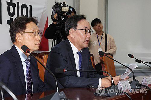 여야의정 협의체 3주 만에 좌초, 입장 밝히는 이진우 대한의학회장(서울=연합뉴스) 김주형 기자 = 이진우 대한의학회장(오른쪽)과 이종태 KAMC 이사장이 1일 오후 국회에서 열린 여·야·의·정 협의체 회의와 관련한 입장 발표를 하고 있다. 2024.12.1 kjhpress@yna.co.kr